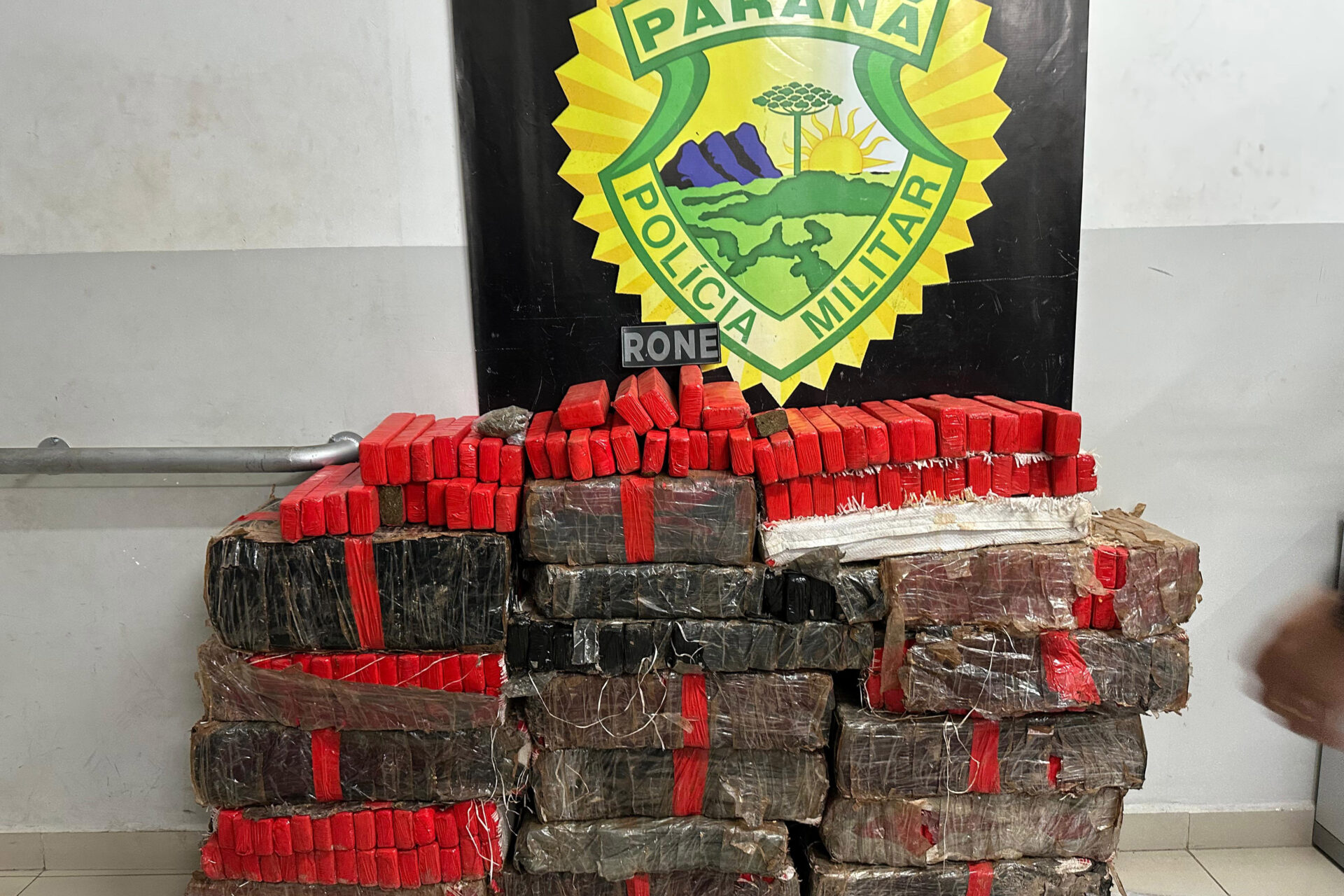 PMPR apreende 313 quilos de maconha escondidos em dois bairros de Curitiba